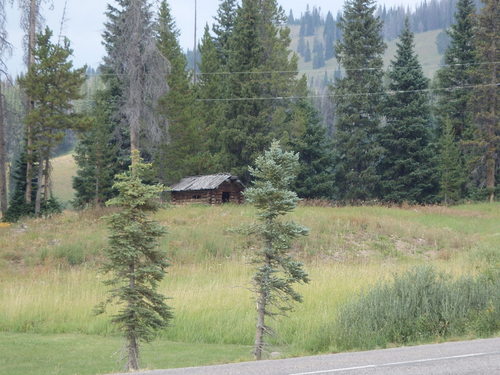 GDMBR: A old cabin next to the Togwotee Mountain Lodge.